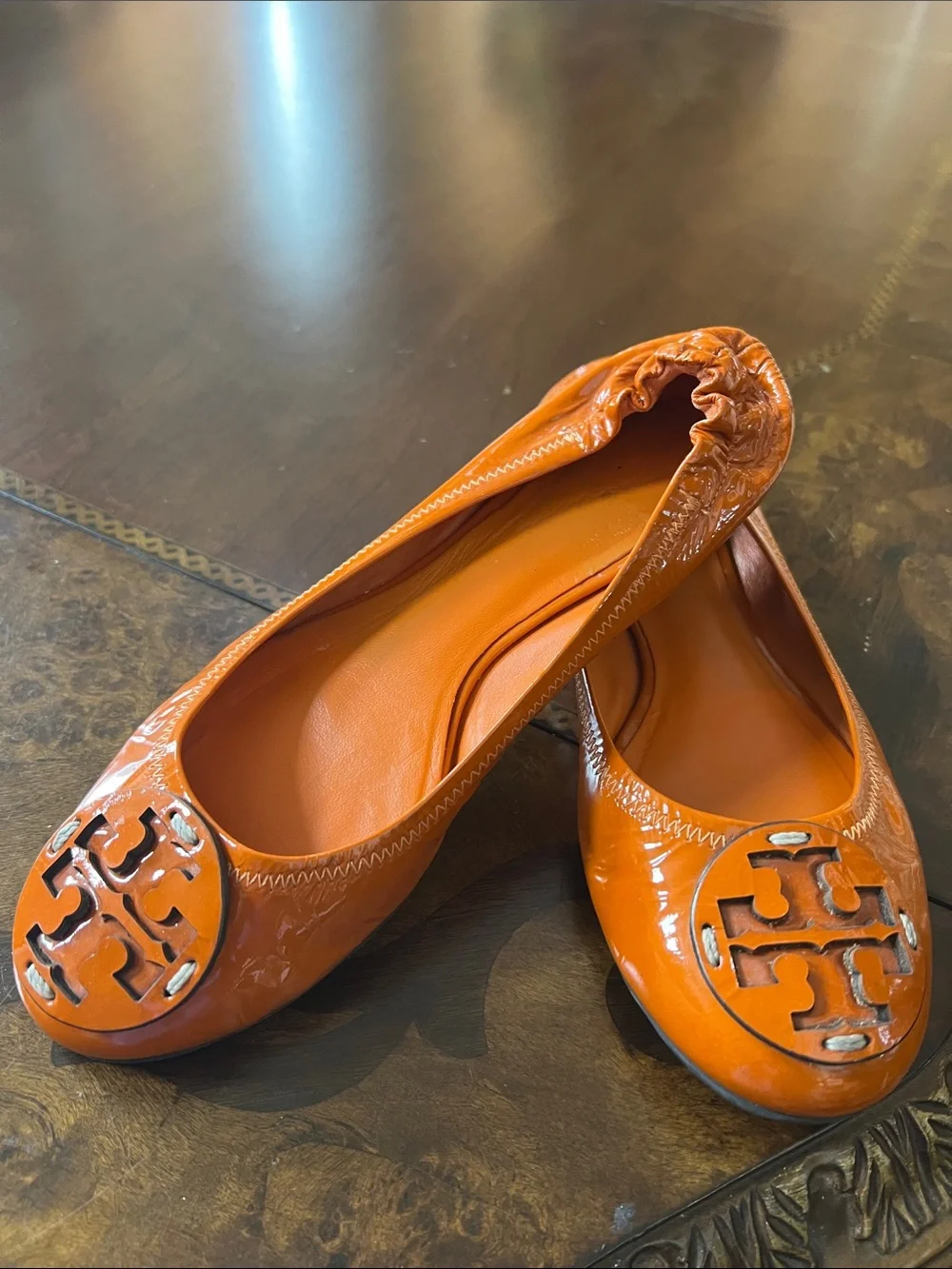 Tory Burch Leather flat shoes ( unique color )
